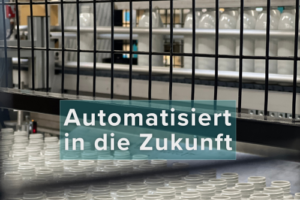 Weiße PET-Flaschen der EPROPALST GmbH in einer automatisierten Verpackungsmaschine